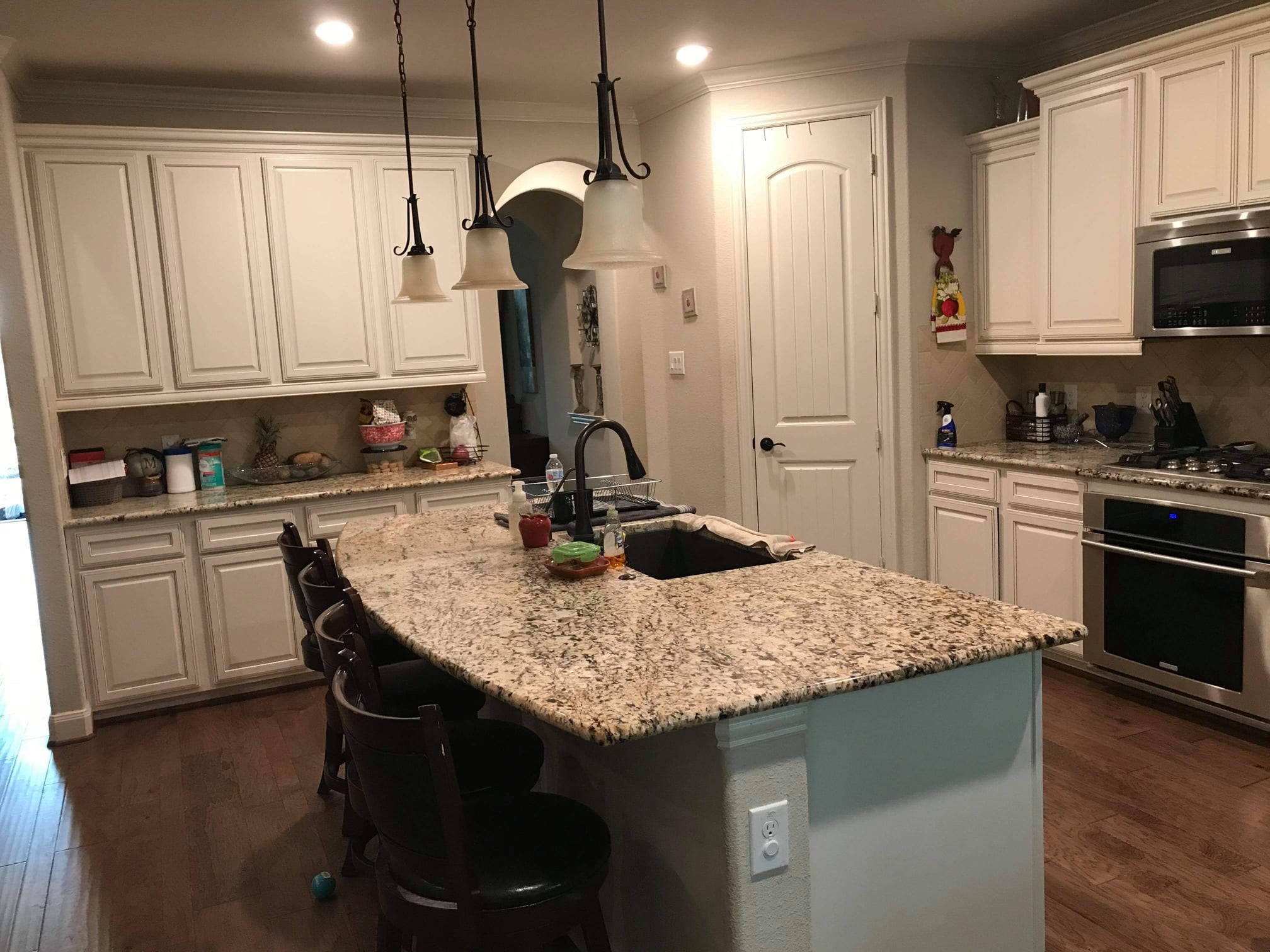 Polished kitchen island and surrounding area